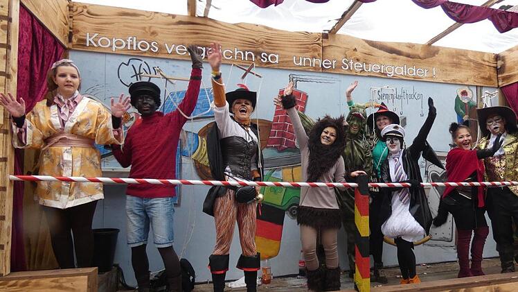 Lebendige Marionetten tanzten auf dem Wagen der "Berliner Puppenkiste. Christian Licha