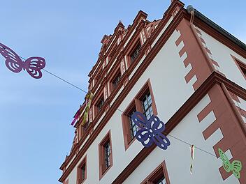 Girlanden mit Schmetterlingen und Blumen hängen jetzt in mehreren Gassen in der Innenstadt, wie hier in der Herrngasse.