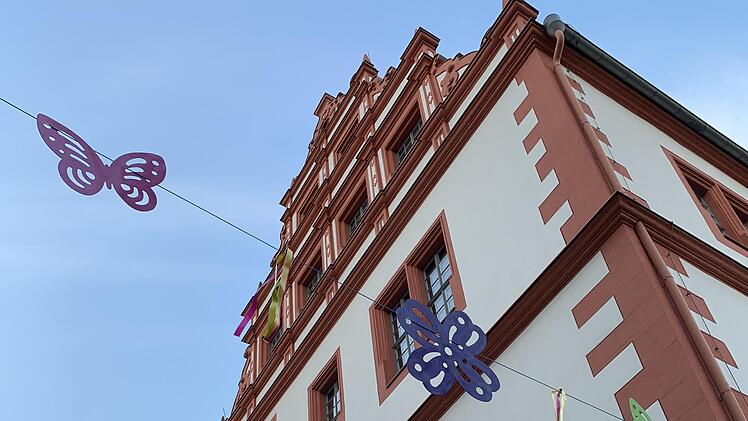 Girlanden mit Schmetterlingen und Blumen hängen jetzt in mehreren Gassen in der Innenstadt, wie hier in der Herrngasse.
