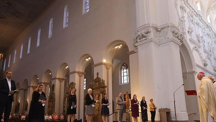 Weihbischof Ulrich Boom (rechts) beauftragte im Würzburger Kiliansdom (von links) Christof Brod, Annemarie Göbel, Laura Heinrich und Ulrike Lebert als Gemeindereferent(inn)en sowie Agnes Donhauser, Lukas Greubel, Regina Krämer, Anja May und Barbara Polzer als Pastoralreferent(inn)en.