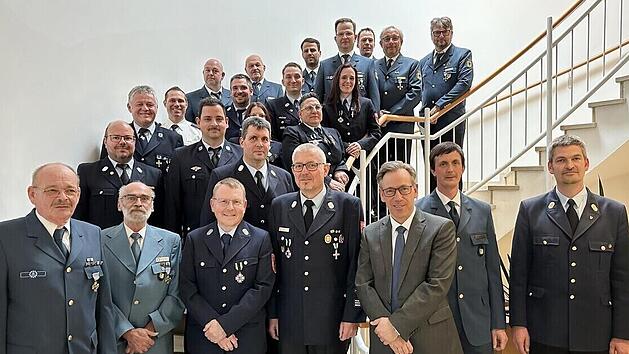 Für besondere Dienste im Feuerwehrwesen ehrte Landrat Alexander Tritthart Einsatzkräfte der Hilfs- und Rettungsorganisationen.