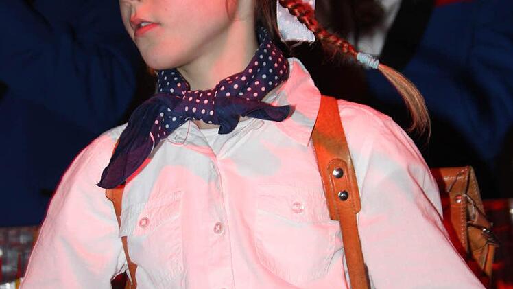 Schulkinder-Tanz: Nelli Ziegler mit Zöpfen und Ranzen.