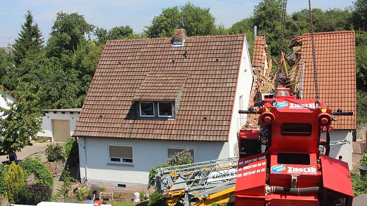 Großes Glück im Unglück: Der Arm des riesigen 70-Tonners hat das Hausdach durchschlagen, aber keinen Menschen getroffen. Foto: Diana Fuchs