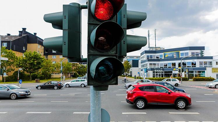 An vier Kreuzungen entlang des Berliner Rings werden die Ampelanlagen umfassend umgerüstet. An der Kreuzung Starkenfeldstraße (Bild) wird ab Montag, 24. August, für eine Woche die erste Baustelle eingerichtet. Drei weitere folgen.  Foto: Matthias Hoch