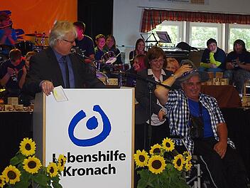 Engelbert Zwosta (rechts) hielt ein Lobgedicht auf die "Offenen Hilfen". Mit im Bild ist (von links) Geschäftsführer Wolfgang Palm und die "Offenen Hilfen"-Leiterin Elisabeth Bauer. Foto: Heike Schülein