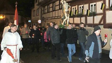 Mitglieder der Kolpingsfamilie trugen die Statue des heiligen Sebastian durch die Straßen. Fotos: Manfred Welker