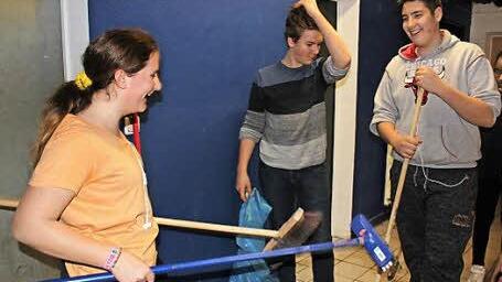 Am Anfang waren sie skeptisch, am Ende hatten die Mittelschüler aber doch Spaß an der Putzaktion im Jugendkulturzentrum. Foto: Anja Greiner