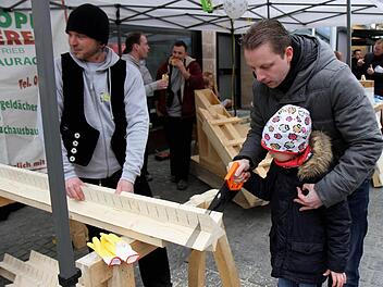 Den Baustoff Holz konnten Eltern und Kinder gemeinsam erfahren. Foto: Richard Sänger
