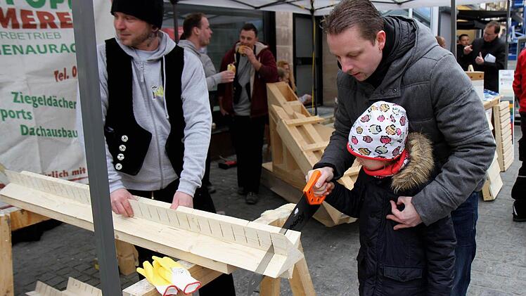 Den Baustoff Holz konnten Eltern und Kinder gemeinsam erfahren. Foto: Richard Sänger
