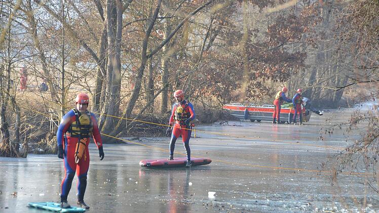 Ein Großaufgebot an Rettungskräften suchte an der Saale nach einem Mann, der ins Eis eingebrochen sein soll. Foto: Peter Rauch