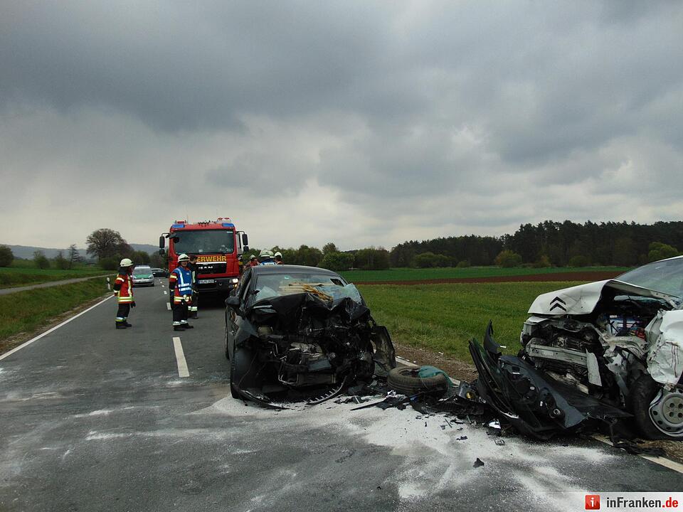 Frontalcrash im Landkreis Forchheim - mehrere Verletzte