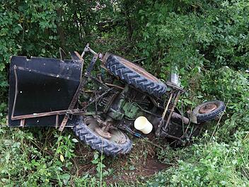 Bei Schlüsselfeld in Oberfranken ist ein Traktor in einen Graben gestürzt. Fotos: News5/Merzbach