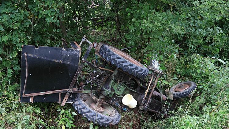 Bei Schlüsselfeld in Oberfranken ist ein Traktor in einen Graben gestürzt. Fotos: News5/Merzbach