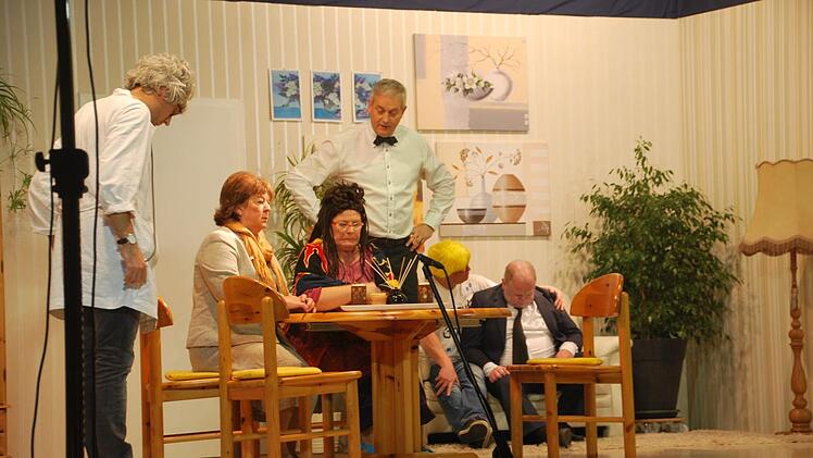 Mit der schrägen Komödie "Für die Familie kann man nichts" begeisterten Hubbi Beierle (Stefan Schmitt), Gundula Strauß (Doris Beck), Hermine Beierle (Doris Bötsch) und ihr seriöser Bruder Friedhelm (Frank Dünisch) sowie der kriminelle Bruder Willi (Fritz Braun) und die Leiche Albert (Hubert Heinickel) das Publikum.  Manfred Mellenthin