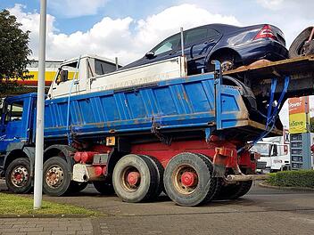 F&uuml;r einen ungew&ouml;hnlichen Anblick sorgten am Donnerstag drei Fahrzeuge in Oberhausen: Auf einen&nbsp;Lkw war ein&nbsp;Transporter gestapelt und darauf wiederum ein&nbsp;Mercedes. Foto: ---/ANC-NEWS/dpa