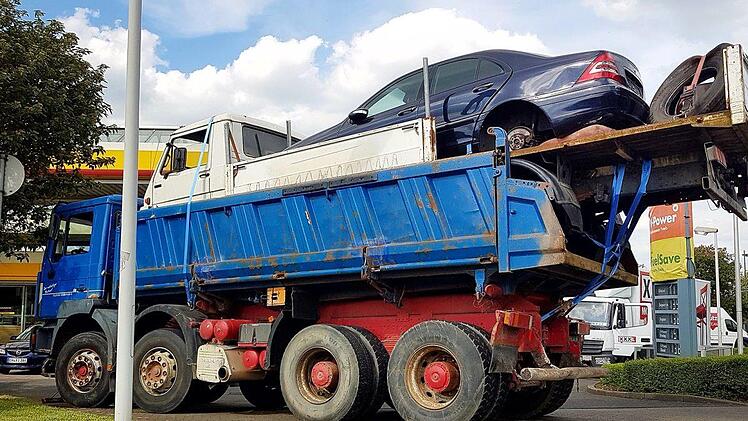 F&uuml;r einen ungew&ouml;hnlichen Anblick sorgten am Donnerstag drei Fahrzeuge in Oberhausen: Auf einen&nbsp;Lkw war ein&nbsp;Transporter gestapelt und darauf wiederum ein&nbsp;Mercedes. Foto: ---/ANC-NEWS/dpa