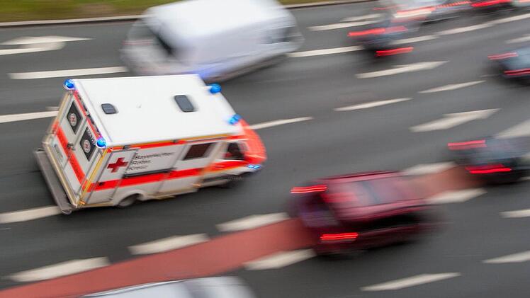 Bei dem Unfall auf der A93 am Donnerstag wurde ein Mann schwer verletzt. Die Autobahn war stundenlang gesperrt. Symbolfoto: NEWS5/Grundmann