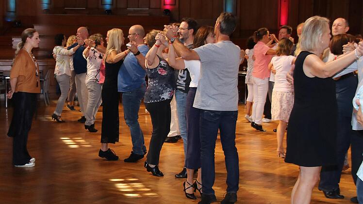 Isabel Edvardsson (links) ist durch die Fernsehsendung Let's Dance bekannt. Bei den 1.  Bad Kissinger Tanztagen leitete sie fünf Workshops. Foto: Dieter Britz