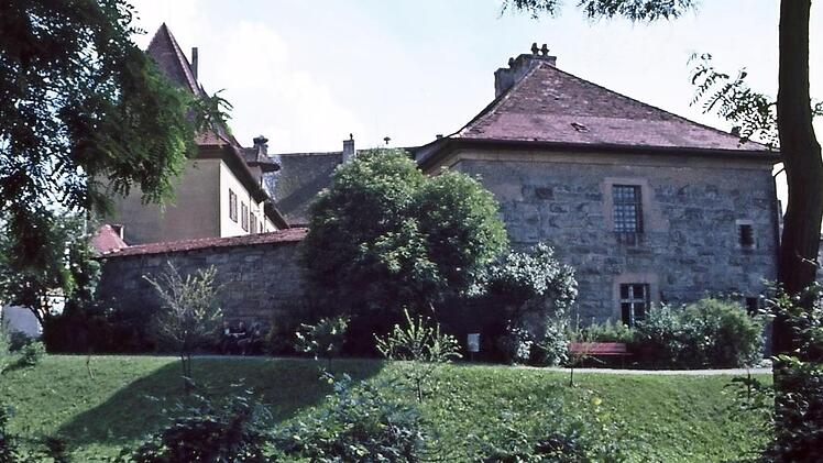 1958 stand das Gefängnis noch, sechs Jahre später wurde es abgerissen. Das gleiche Schicksal ereilte jetzt das Rathaus.  Foto: Archiv