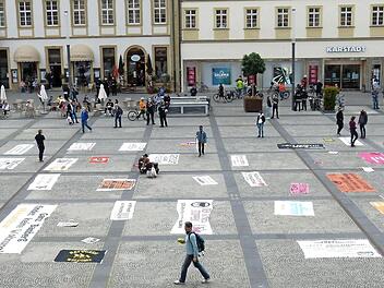 Transparente wurden auf dem Maxplatz verteilt.  Foto: Julian Megerle