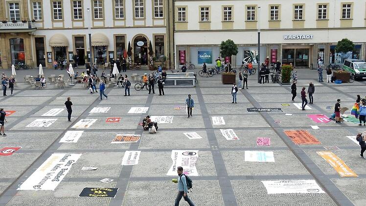 Transparente wurden auf dem Maxplatz verteilt.  Foto: Julian Megerle