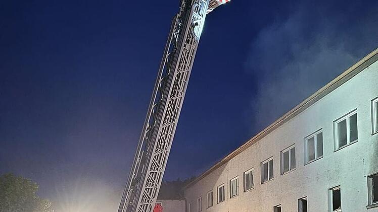 Mitwitz: Industriegebäude in Flammen - mehrere Feuerwehren im Einsatz