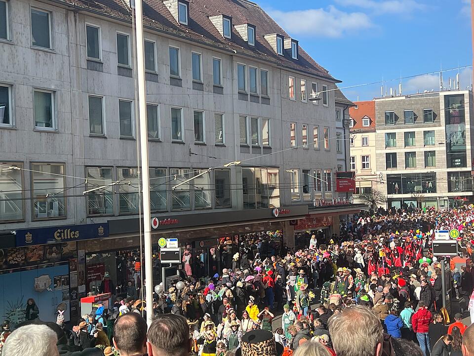 Bei Sonnenschein feierten rund 100.000 Menschen den Fasching.