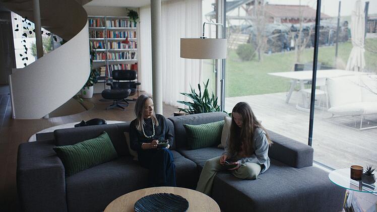 Marielle (Laeni Geiseler, rechts) wird oft von ihrer Oma Anna (Sissy H&ouml;fferer) betreut. Zur eher n&uuml;chternen Mutter ihrer Mutter pflegt die zw&ouml;lfj&auml;hrige Marielle ein Vertrauenverh&auml;ltnis.
