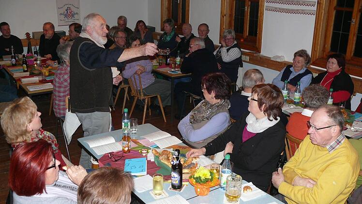 Unter der Regie von Georg Krebs kamen in froher Runde etwa 50 Holzhäuserinnen und Holzhäuser zum Lichtstubenabend, zu dem der örtliche Obst- und Gartenbauverein eingeladen hatte. Die Anekdoten aus dem früheren Dorfleben sorgten für humorvolle und gesellige Stunden im alten Rathaus. Foto: mw