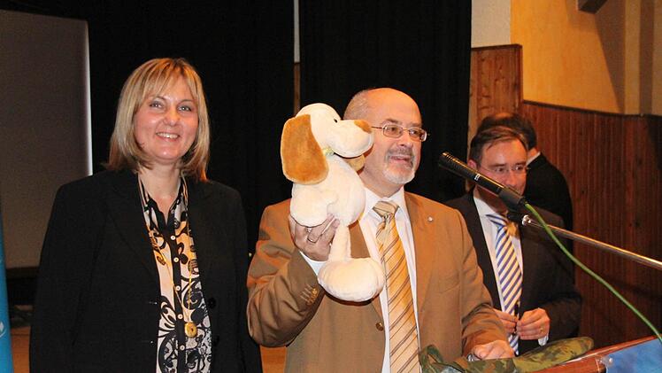 Jürgen Heike, Landtagsabgeordneter und Kreisvorsitzender der CSU Coburg-Land, brachte als moralischen Unterstützer einen Plüschhund mit.