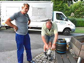Das Bier brauen sich die Üschersdorfer selbst. Das Wasser dazu soll künftig von der Burgpreppacher Quelle kommen.  Foto: Gerhard Schmidt