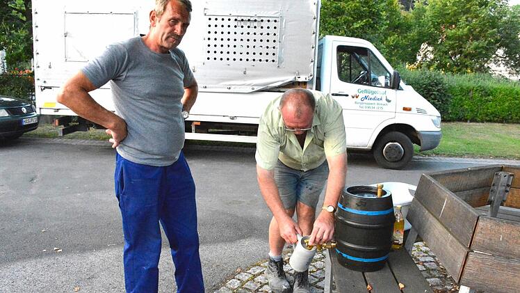 Das Bier brauen sich die Üschersdorfer selbst. Das Wasser dazu soll künftig von der Burgpreppacher Quelle kommen.  Foto: Gerhard Schmidt