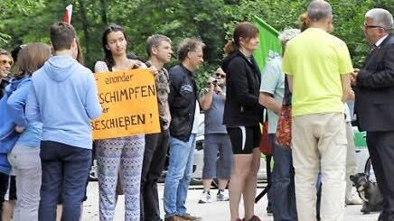 Etwa 50 Bürger demonstrierten gegen Pretzells Besuch in Litzendorf.  Fotos: Christoph Hägele