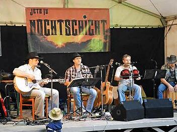 Heizte im Aschacher Schlosspark richtig ein: die Band "Nochtschicht unplugged". Foto: Björn Hein