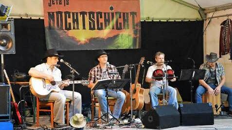 Heizte im Aschacher Schlosspark richtig ein: die Band "Nochtschicht unplugged". Foto: Björn Hein