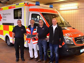Eine symbolische Schlüsselübergabe vollzogen (von links) Rudi Baier (Leiter Einsatzdienste), Chefarzt Dr. Ralph Brath, Sebastian Hedrich (Wachleiter Rettungswache Bad Kissingen) und Manuel Vorndran vom Fuhrparkmanagement. Mit neuem Ton, einem Hochsichtbarkeits-Konzept und technisch-medizinischen Neuerungen im Patientenraum präsentiert sich der RTW BY 2017 nun auch in Bad Kissingen. Foto: Peter Rauch