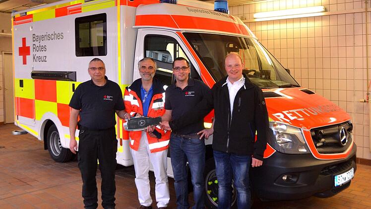 Eine symbolische Schlüsselübergabe vollzogen (von links) Rudi Baier (Leiter Einsatzdienste), Chefarzt Dr. Ralph Brath, Sebastian Hedrich (Wachleiter Rettungswache Bad Kissingen) und Manuel Vorndran vom Fuhrparkmanagement. Mit neuem Ton, einem Hochsichtbarkeits-Konzept und technisch-medizinischen Neuerungen im Patientenraum präsentiert sich der RTW BY 2017 nun auch in Bad Kissingen. Foto: Peter Rauch