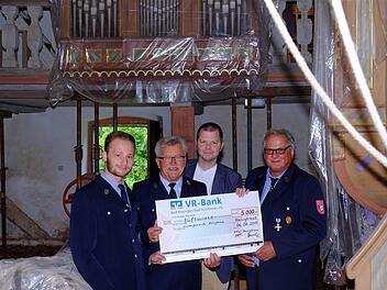 Daniel Niebusch (von links), 1. Vorsitzender der Heiligkreuzer Feuerwehr, Kassier Norbert Henning, Pfarrer Thomas Braun und 2. Vorsitzender Gerhard Dörflein bei der Spendenübergabe.  Foto: Gerd Schaar