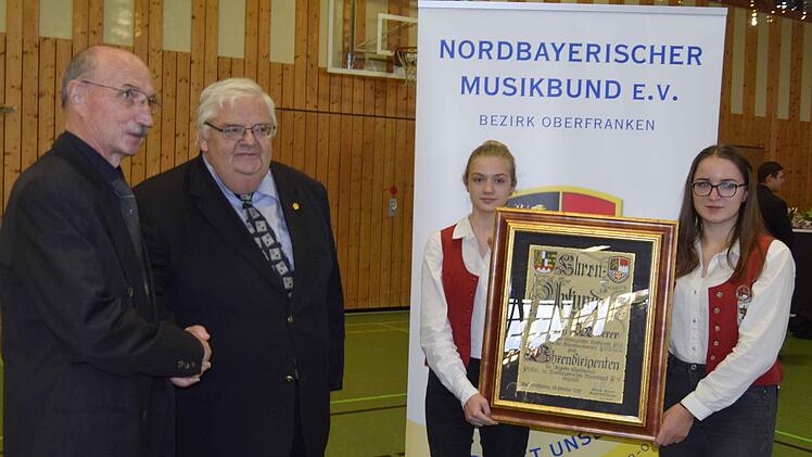 Hohe Auszeichnung für den Chefdirigenten (von links): Georg Maderer, Bezirksvorsitzender Werner Pörner,  Lilli Rosenbusch und Miriam Scholz. Foto: Andreas Welz