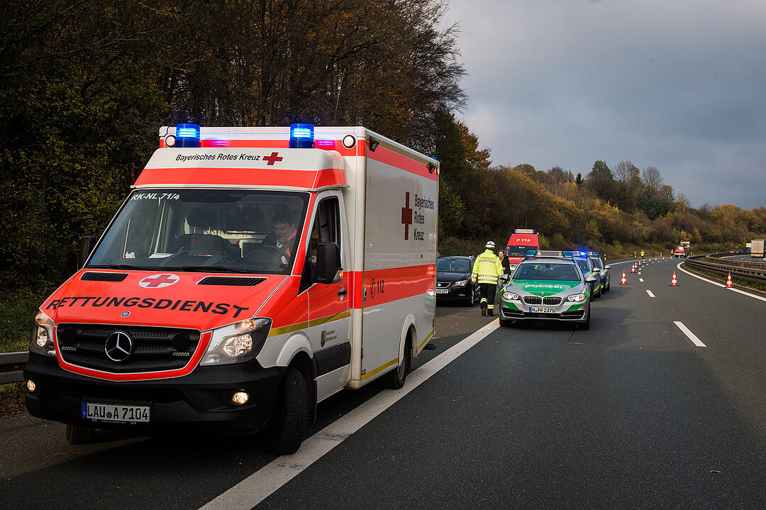A6 bei Nürnberg: Transporter prallt in Baum - ein Toter