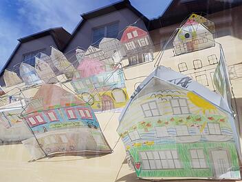 In Drahtmodellen haben Schüler sämtliche Gebäude am Marktplatz samt Kirche, Grauturm und Rathaus maßstabsgetreu nachgebaut. Witzig gestaltete Papierfassaden ergänzen ihre Arbeit. Im Vordergrund beispielsweise das Enterhaus (rechts) und daneben das Haus Peter Schmitt "Fuffzich".  Fotos: Eckehard Kiesewetter