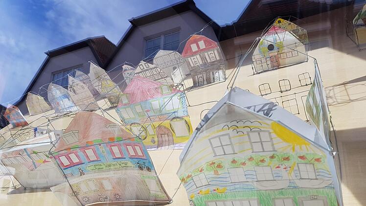 In Drahtmodellen haben Schüler sämtliche Gebäude am Marktplatz samt Kirche, Grauturm und Rathaus maßstabsgetreu nachgebaut. Witzig gestaltete Papierfassaden ergänzen ihre Arbeit. Im Vordergrund beispielsweise das Enterhaus (rechts) und daneben das Haus Peter Schmitt "Fuffzich".  Fotos: Eckehard Kiesewetter