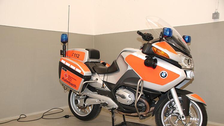 Auch das Motorrad, mit dem ehrenamtliche BRK-Helfer gelegentlich unterwegs sind, ist in der Garage der Rettungswache geparkt. Foto: Katrin Geyer