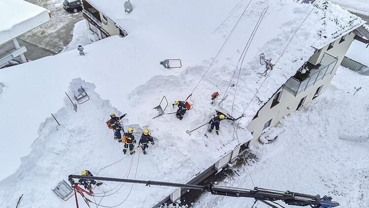 Das THW beim Einsatz gegen die Schneemassen. Foto: THW