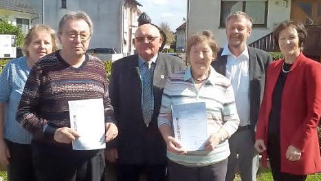 Bei der Jahresversammlung des Obst- und Gartenbauvereins Trossenfurt-Tretzendorf-Hummelmarter referierte Landwirtschaftsr&auml;tin Christine Bender (rechts) zum Thema Rosen. Kreisfachberater Guntram Ulsamer (Zweiter von rechts) zeichnete langj&auml;hrige Mitglieder aus.  Fotos: sw