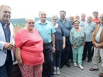 Bei der Gratulationscour (von links): Bürgermeister Wolfgang Beiergrößlein, das Jubelpaar Anne und Georg Panzer, Steffi Porzelt (Tochter), Stefan Wicklein (Vorsitzender FFW Kronach) sowie weitere Gratulanten  Foto: K.- H. Hofmann