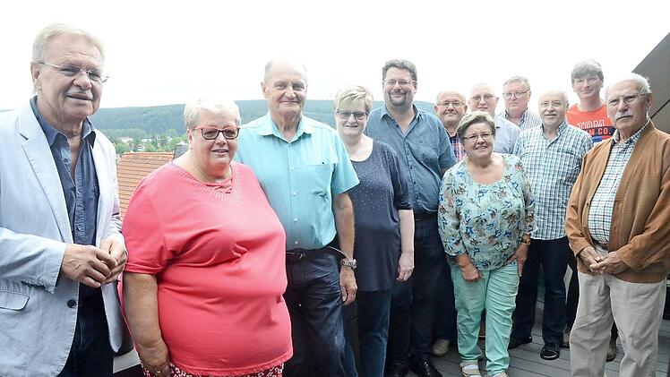 Bei der Gratulationscour (von links): Bürgermeister Wolfgang Beiergrößlein, das Jubelpaar Anne und Georg Panzer, Steffi Porzelt (Tochter), Stefan Wicklein (Vorsitzender FFW Kronach) sowie weitere Gratulanten  Foto: K.- H. Hofmann