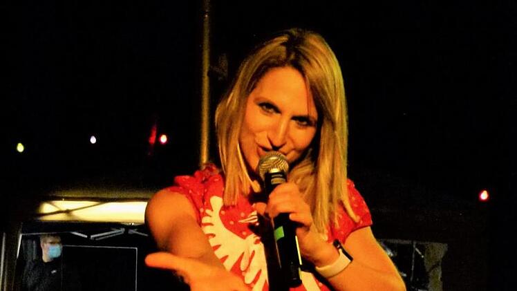 Gut 200 Besucher waren gekommen, um das Konzert mit "Susal - der Partyhexe" live zu erleben. Foto: Werner Reißaus