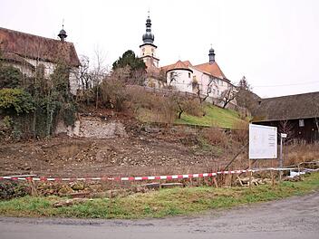 Das Gelände jenseits des Mühlbachs unterhalb der Marienkapelle und der Stadtkirche Sankt Michael steht jetzt vollständig für einen neuen "Mühlenpark" zur Verfügung. Foto: Klaus Klaschka