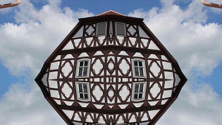 Das Fachwerk des Heimatspielhauses eignet sich gut zum Verfremden mit einem  Kaleidoskop. Foto: Dieter Britz